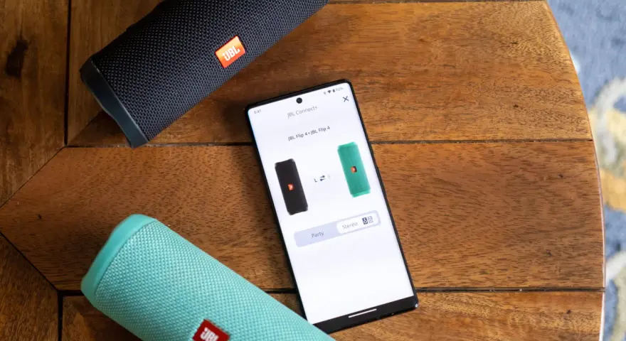 Dwa głośniki JBL Flip 4, czarny i zielony, połączone przez aplikację JBL Connect+ w trybie stereo.