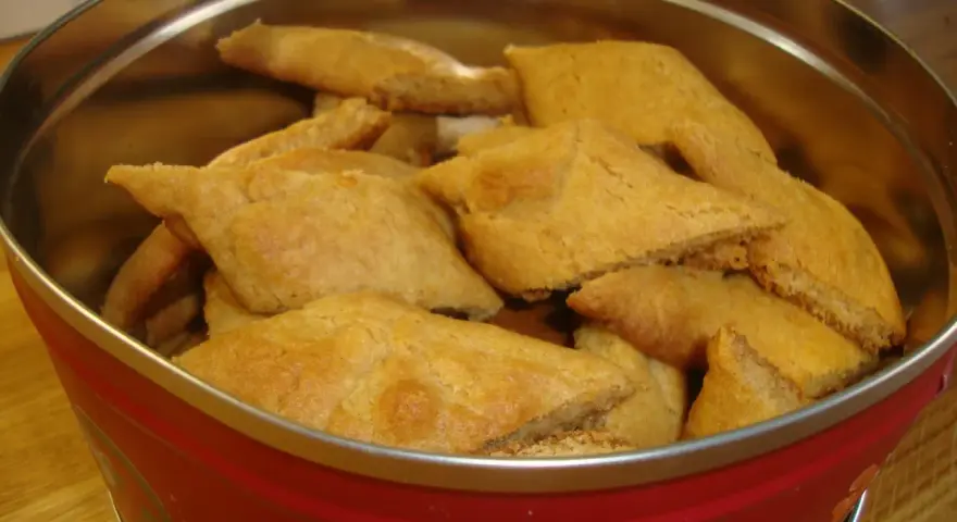 En burk fylld med gyllene sirapssnittar, redo att avnjutas. Ett perfekt recept för hembakade godsaker.