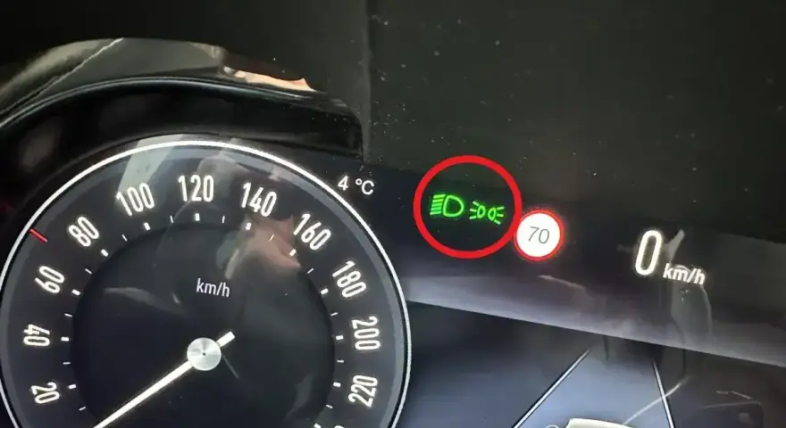 Na desce rozdzielczej świeci się zielony symbol przeciwmgielne tylne.