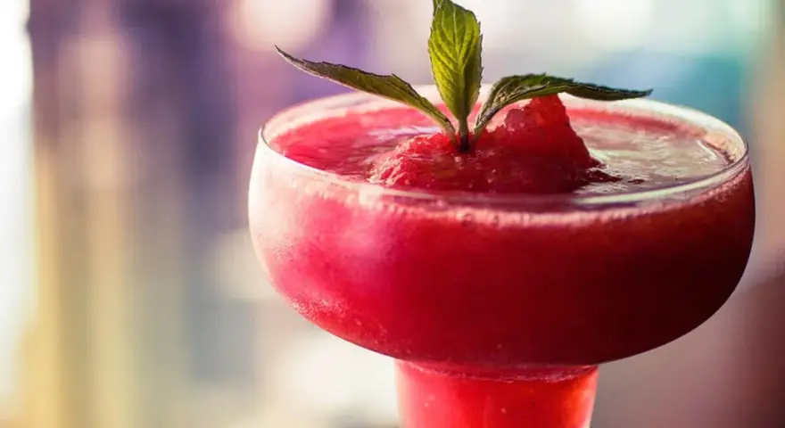 Fryst jordgubbsdaiquiri, perfekt för en varm sommardag. Här är ett enkelt frozen strawberry daiquiri recept.