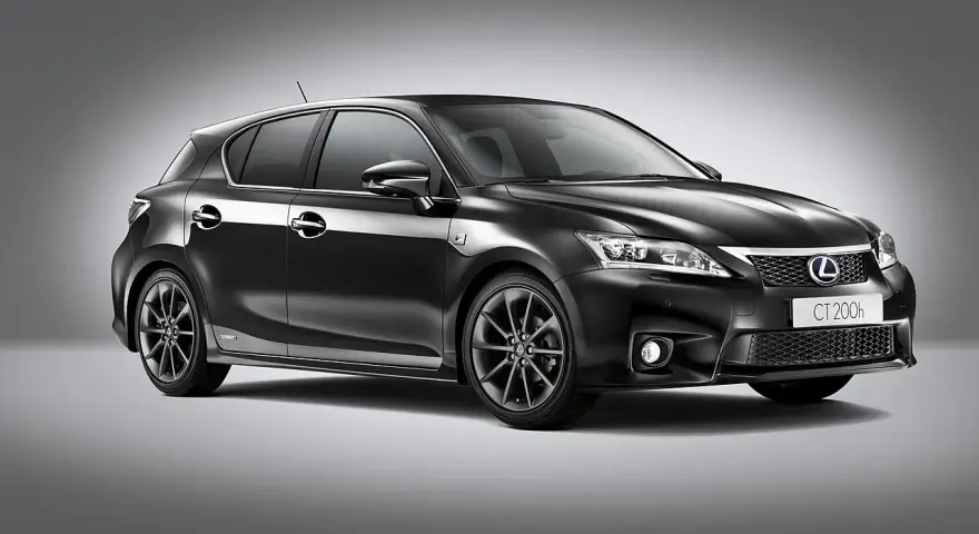 Czarny Lexus CT 200h z przodu, na szarym tle.