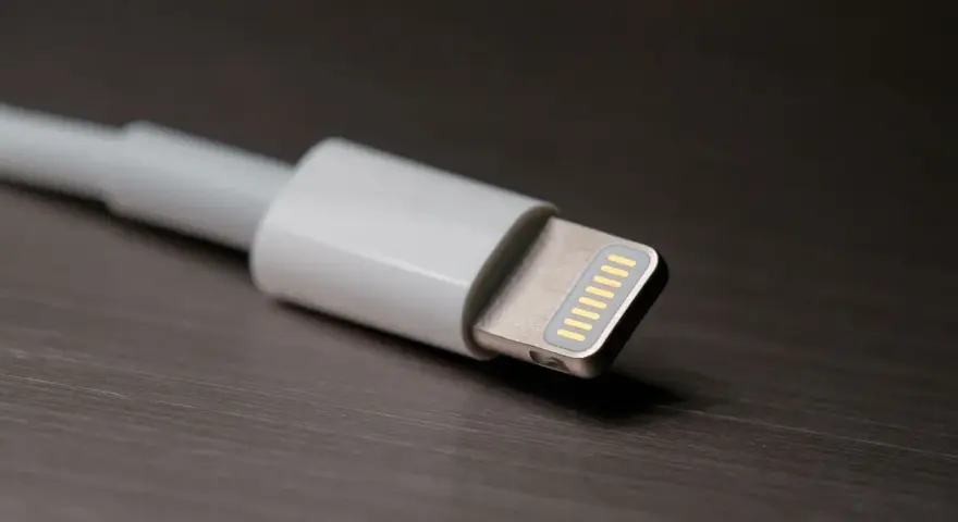 Biały kabel z końcówką jack to lightning, gotowy do podłączenia.