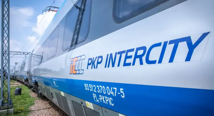 Nowoczesny pociąg PKP Intercity, być może relacji "Hańcza", gotowy do podróży.