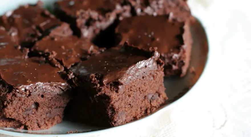 Saftige Buttermilch Brownies mit Schokoladenglasur auf einem Teller.