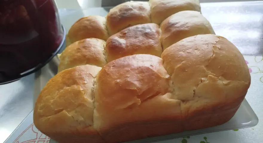 Délicieux pain brioché doré, parfait pour une recette brioche facile. Il est prêt à être dégusté.