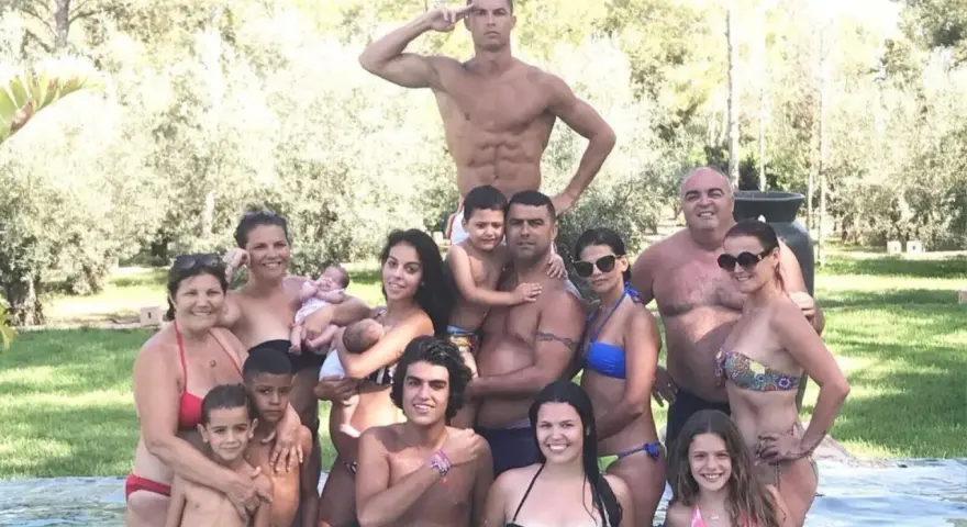 Ronaldo z rodziną w basenie. Ile dzieci ma Ronaldo? Na zdjęciu widać jego dzieci i bliskich.