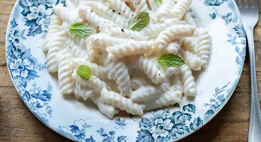 Fusilli cremosi con ricotta e menta fresca, un piatto semplice e gustoso.
