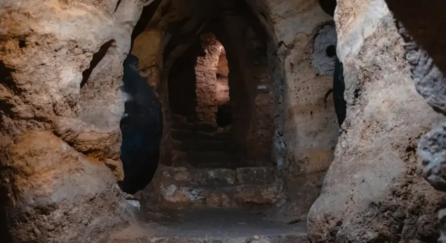 Antigua escalera de piedra que desciende hacia la oscuridad, parte de un misterioso embalse en Guadalajara.