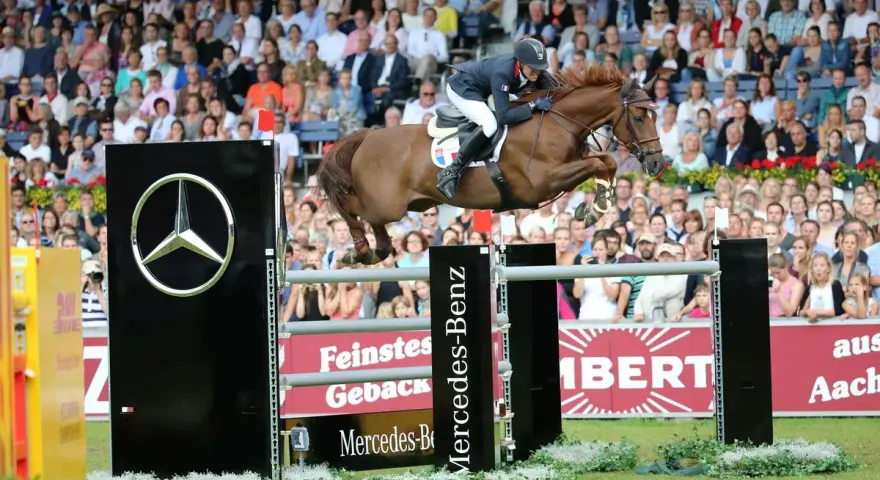 Un cavalier français saute un obstacle, dans le cadre du classement des meilleurs cavaliers français CSO.