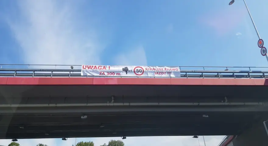 Uwaga! Przekroczenie prędkości o 30 w terenie zabudowanym grozi utratą prawa jazdy. Zbliżasz się do strefy kontroli.