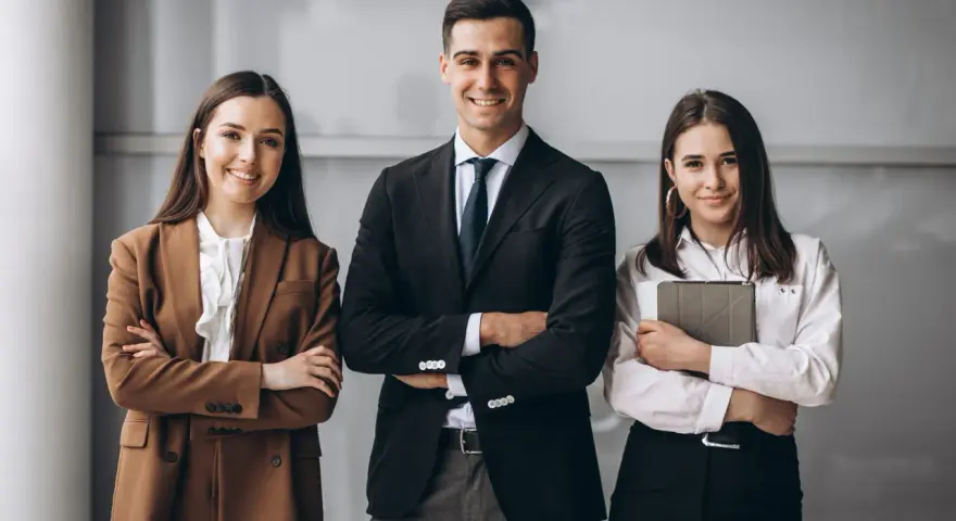 Tre professionisti sorridenti, pronti per i corsi de Il Sole 24 Ore.