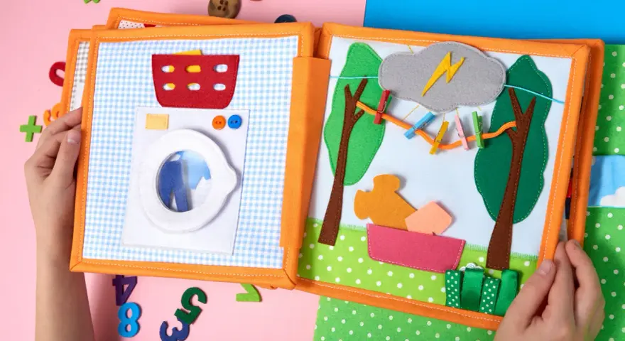 Książeczka sensoryczna personalizowana – wspieraj rozwój dziecka przez zabawę