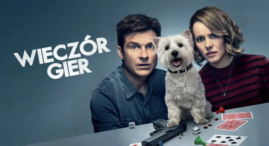 Jason Bateman i Rachel McAdams z psem, otoczeni przez karty, kości i pistolet. Zapowiada się wieczór pełen emocji i fajne filmy.