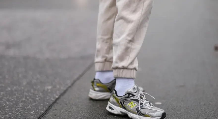 Jakie buty do spodni z gumką na dole, by wyglądać stylowo?