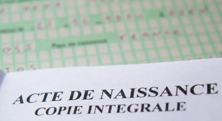 Extrait d'acte de naissance, une copie intégrale pour consulter l'état civil d'une personne.