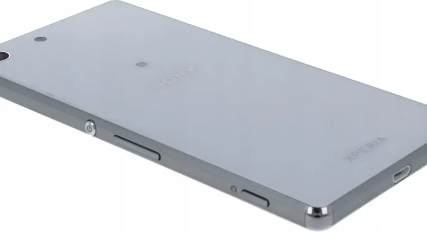 Srebrny smartfon Sony Xperia e5603 z widocznym obiektywem aparatu i logo producenta.