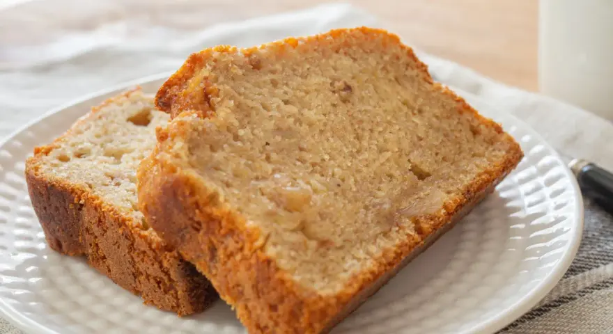 Två skivor saftig banankaka utan socker på en vit tallrik. Perfekt för en hälsosam fika.