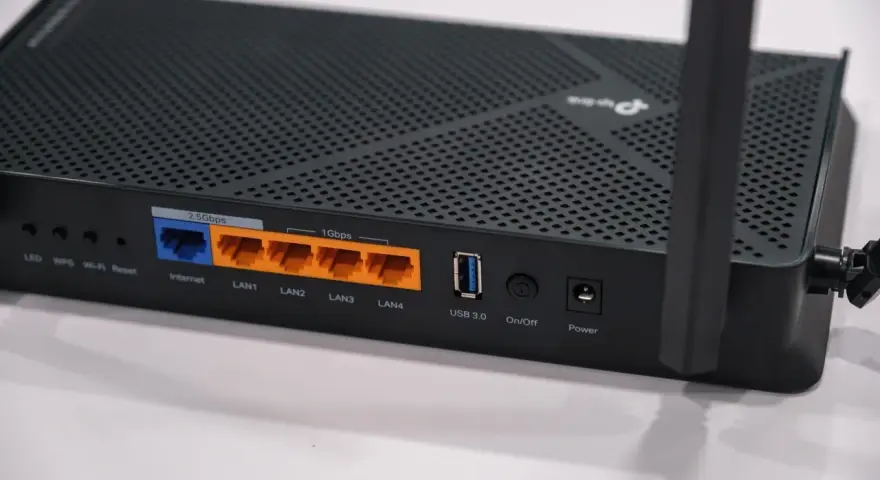Router z portami LAN, USB 3.0 i zasilania. To jak vault 7 dla Twojej sieci domowej, zapewniający szybkie połączenie.
