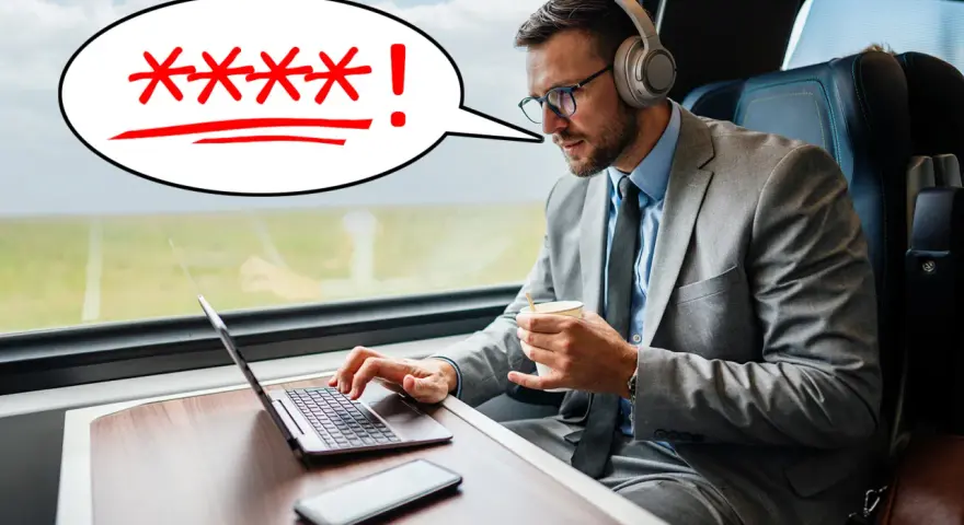 Biznesmen w pociągu próbuje połączyć się z intercity wifi, ale hasło jest nieprawidłowe.