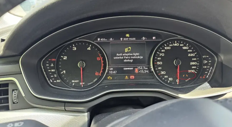 Na desce rozdzielczej Audi wyświetla się komunikat "Audi adaptive light: usterka! Patrz instrukcja obsługi". To sygnał, że asystent jazdy w korku wymaga uwagi.