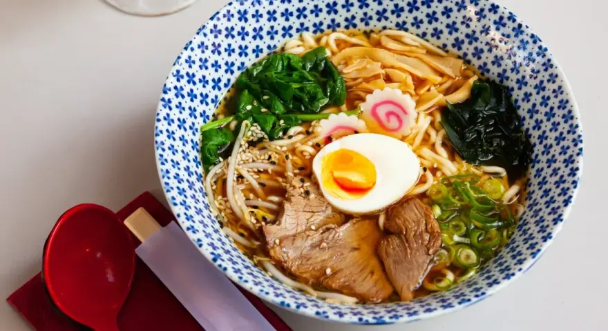 Miska z miso ramen z makaronem, jajkiem, mięsem, warzywami i nori.