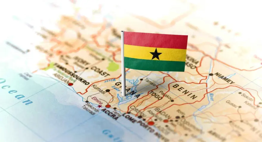 Flaga Ghany na mapie Afryki, wskazująca gdzie jest Ghana. Widoczne są też Wybrzeże Kości Słoniowej, Togo i Benin.