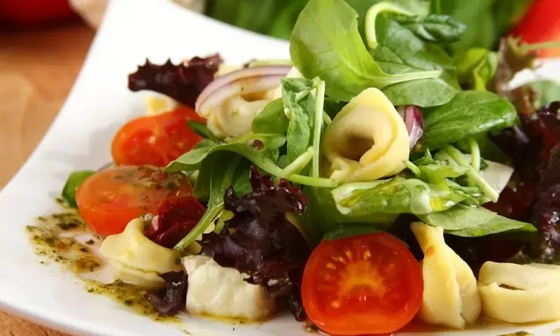 Tortellini z pomidorami i mozzarellą - najlepsze dodatki do podania