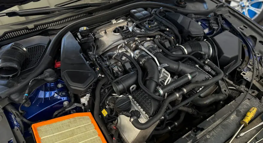 Silnik BMW z nowym filtrem powietrza. Czy części do BMW są drogie? Zależy od części, ale ten filtr to podstawa.