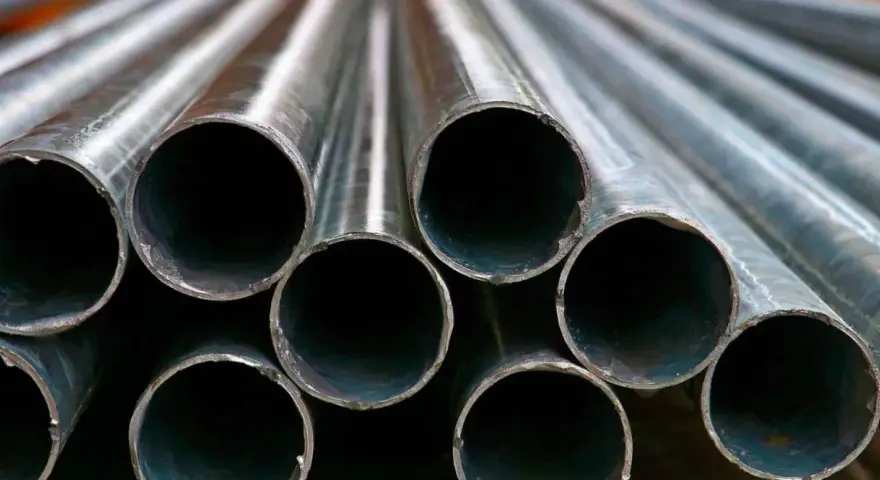 Tubos de acero galvanizado apilados. Aunque el acero galvanizado se oxida, su recubrimiento protector ayuda a prevenir la corrosión.