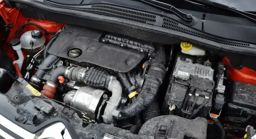 Silnik 1.6 HDI w samochodzie, widok komory silnika z turbosprężarką i przewodami.