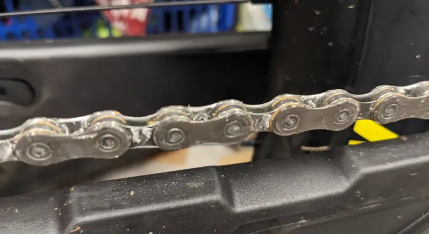 Cykelkedjan är täckt av vitt vax, redo för en smidig tur.