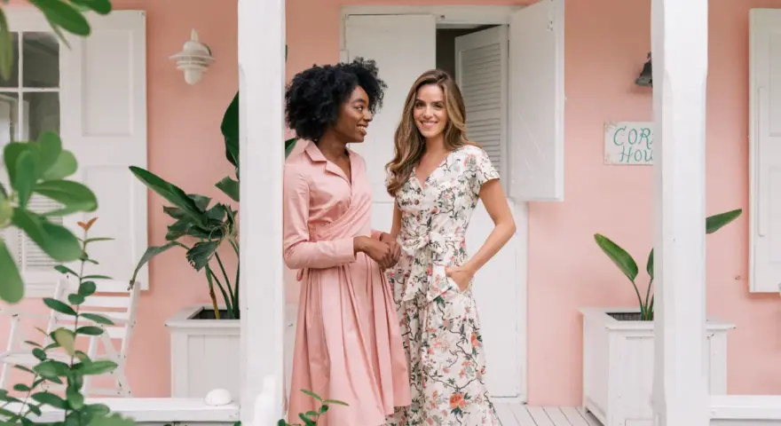 Dos mujeres con vestidos florales y rosados, perfectos para un look smart casual mujer boda.