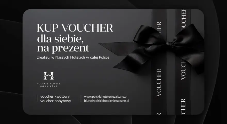 Elegancki voucher na pobyt w hotelu, ozdobiony czarną wstążką. Idealny prezent dla bliskich.
