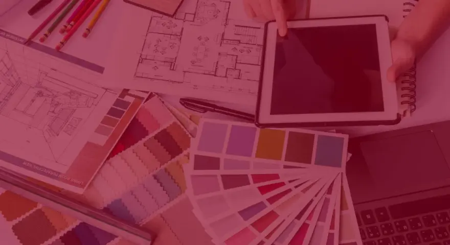 Materiały do projektowania wnętrz: plany, próbki tkanin, palety kolorów, tablet. Idealne dla przyszłych studentów architektury wnętrz, którzy zastanawiają się, co zdawać na maturze.