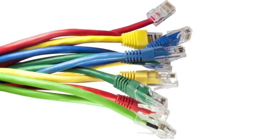 En bunt färgglada nätverkskablar, var och en 5 meter lång, med RJ45-kontakter.