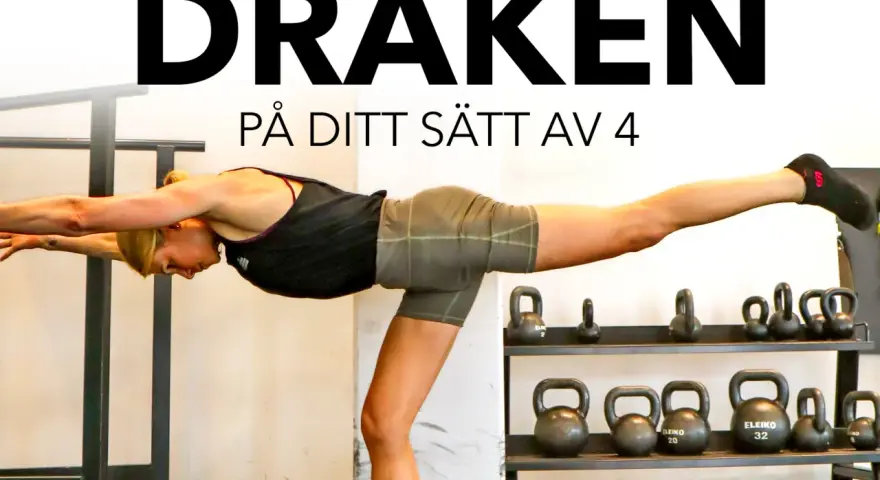 En kvinna utför enbens marklyft med raka armar framåt. Bakom henne syns en ställning med kettlebells.