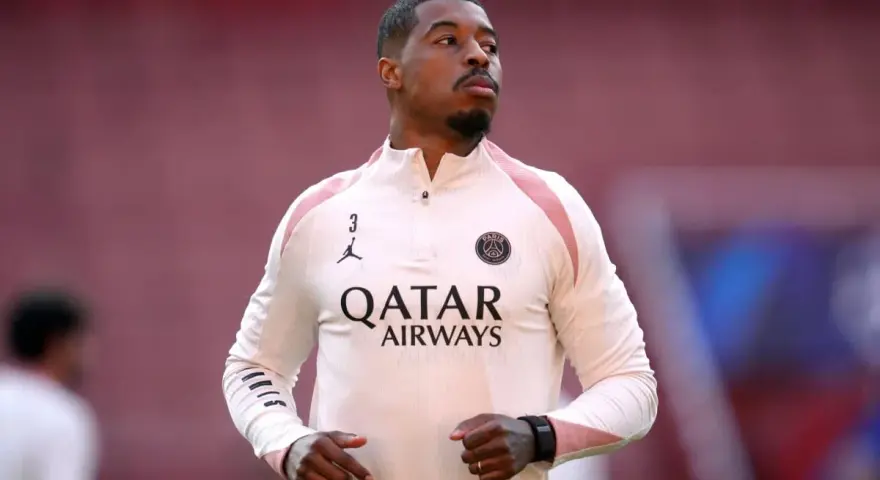 Piłkarz PSG, Kimpembe, w beżowej bluzie z logo Qatar Airways i numerem 3.