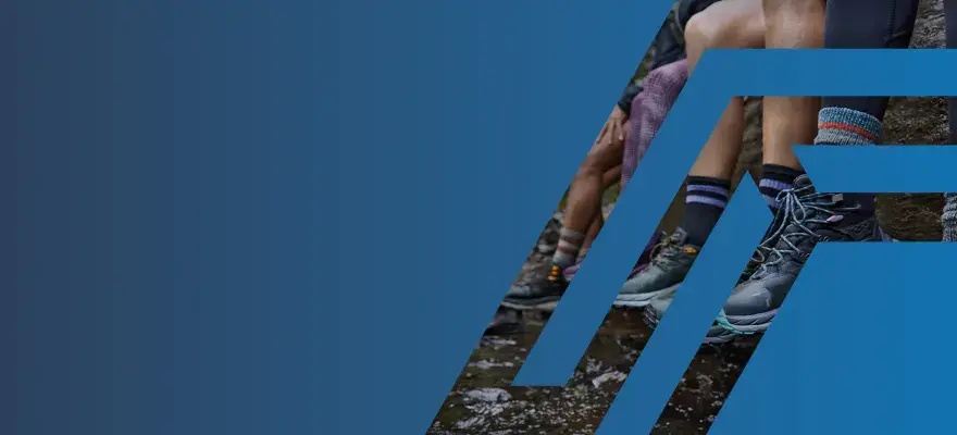 Personas con botas de montaña Hoka, perfectas para tu próxima aventura. Consulta la **guía tallas Hoka** para encontrar tu ajuste ideal.
