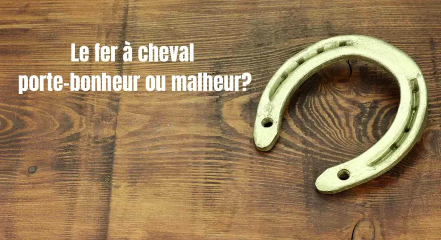 Un fer à cheval à l'envers, symbole de chance ou de malchance, repose sur un fond en bois.