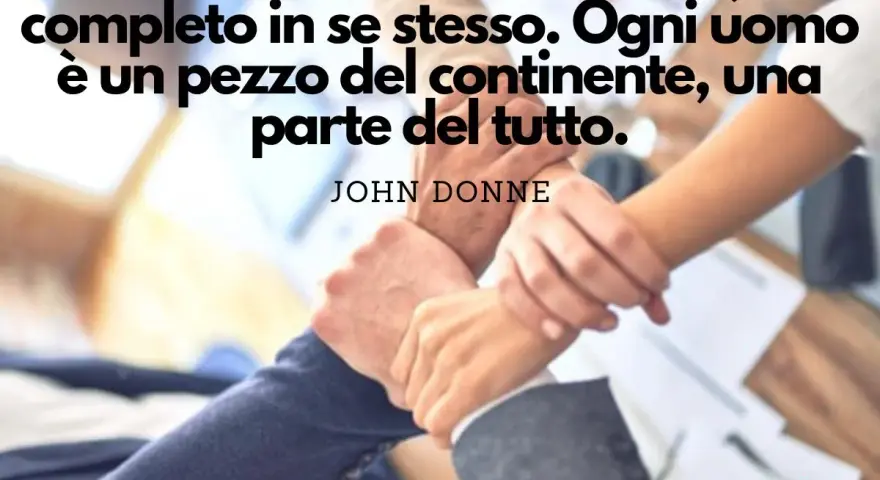 Mani unite in un gesto di collaborazione, con la citazione "Nessun uomo è un'isola..." che ispira frasi motivazionali lavoro di squadra.