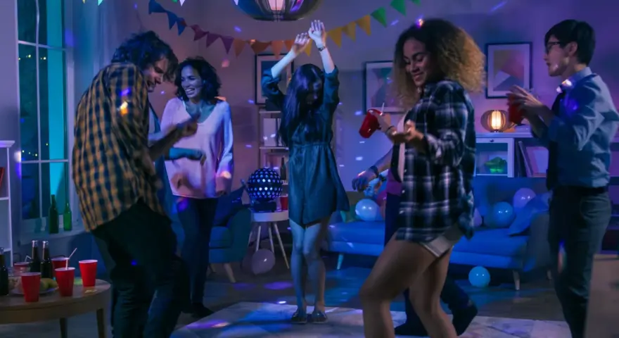 Impreza z przyjaciółmi, tańce i dobra zabawa. Idealna muzyka do sexu, która rozgrzewa atmosferę.