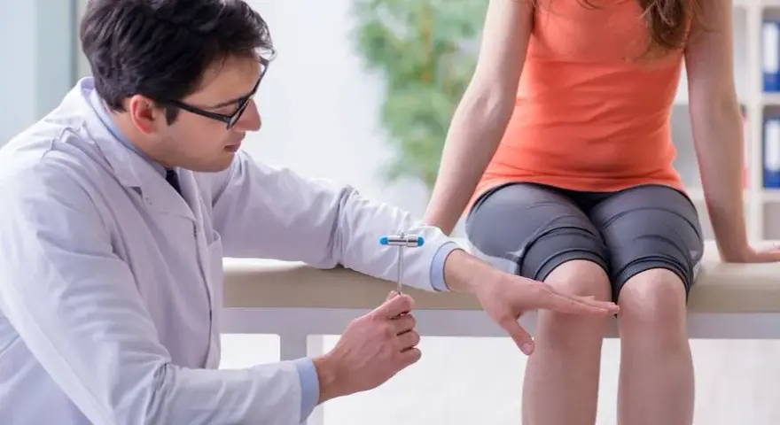 Jak bada neurolog – co powinieneś wiedzieć przed wizytą u specjalisty