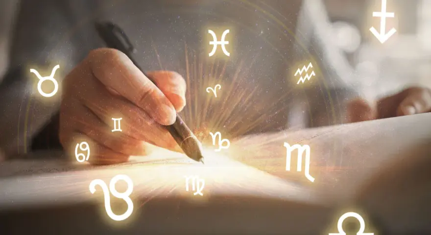 Dłoń pisze piórem, otoczona znakami zodiaku. Panna od 23 sierpnia do 22 września.