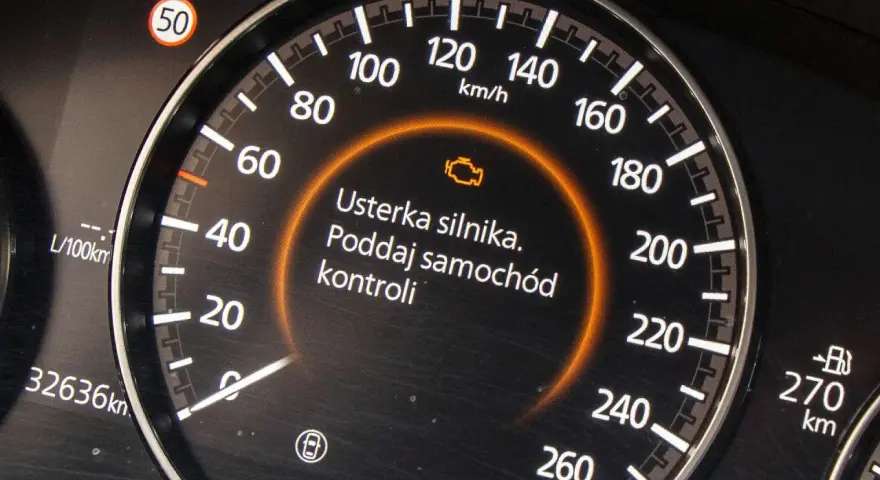 Na desce rozdzielczej świeci się kontrolka "usterka silnika", wskazując tryb awaryjny w samochodzie.