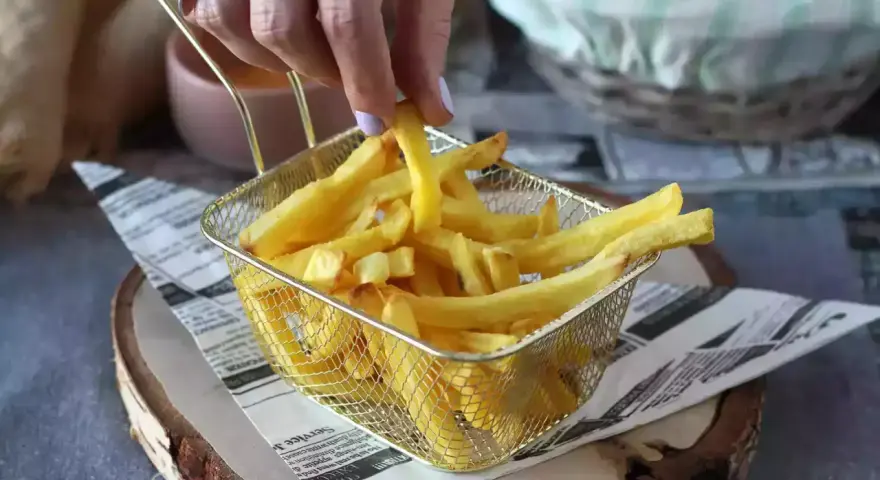 Chrupiące frytki z frytkownicy, idealne do szybkich przekąsek. Szukasz inspiracji? Sprawdź nasze airfryer przepisy po polsku!