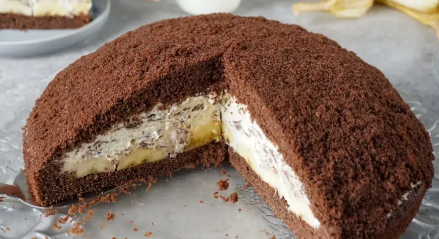 Schokoladiger Maulwurfkuchen mit Bananen und Sahne. Ein leckeres Maulwurfkuchen Rezept für jeden Anlass.