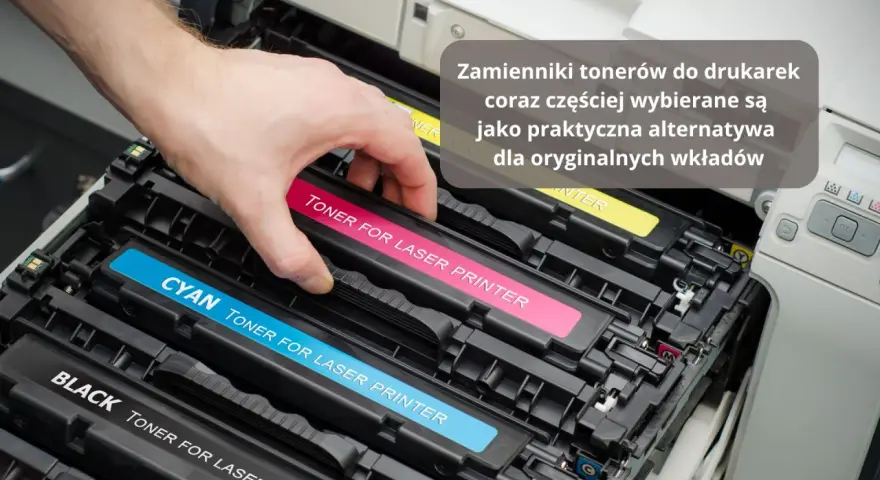 Wkładanie różowego tonera do drukarki Konica Minolta C360. Obok widoczne wkłady cyan i black.
