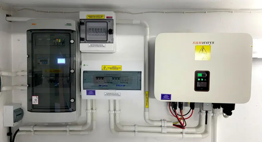 Instalacja fotowoltaiczna z falownikiem Sunways i rozdzielnicami. To serce systemu, które pokazuje, co to jest magazyn energii i jak działa.