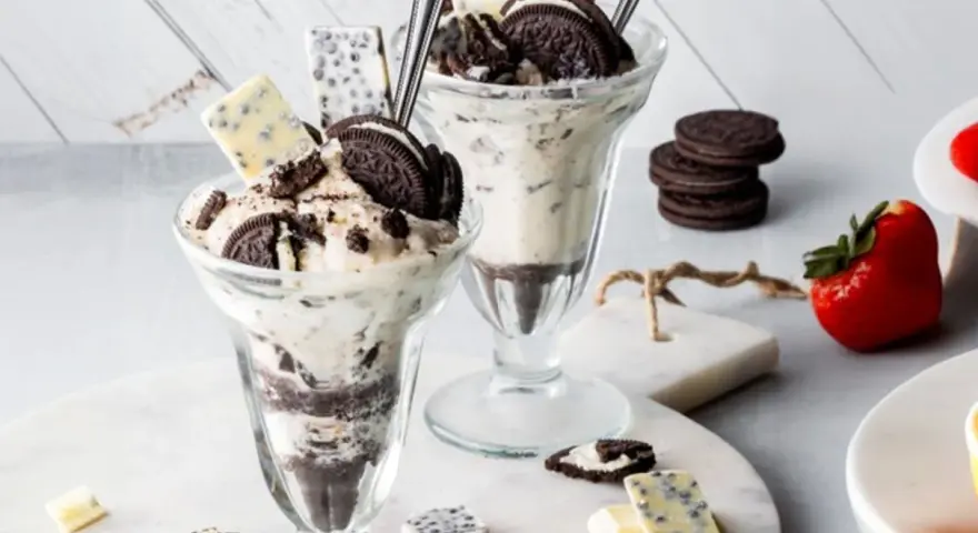 Dwa puchary lodów z kawałkami oreo i białej czekolady. Idealne na deser, gdy masz ochotę na oreo ciastka.