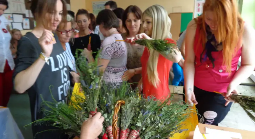 Grupa kobiet tworzy bukiety z ziół, przechodząc od tradycyjnej magii do psychotroniki.